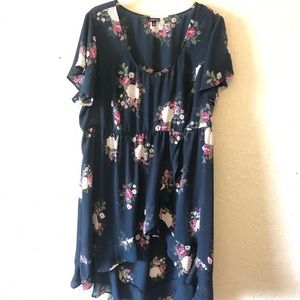 💙 2 for $15 💙 Torrid navy floral hi-low shirt